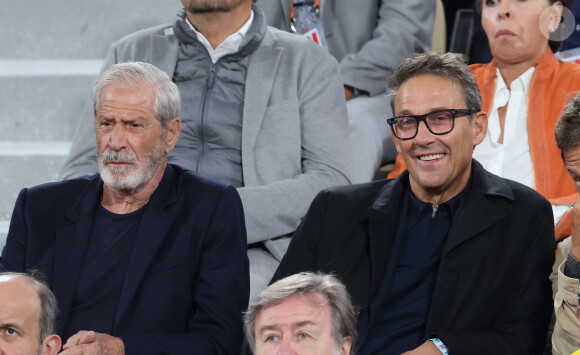 Jean-Claude Darmon et Julien Courbet - Célébrités dans les tribunes des Internationaux de France de tennis de Roland Garros 2024 à Paris le 27 mai 2024. © Moreau-Jacovides/Bestimage