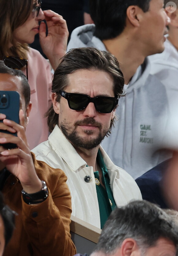 Lucas Bravo - Célébrités dans les tribunes des Internationaux de France de tennis de Roland Garros 2024 à Paris le 27 mai 2024. © Moreau-Jacovides/Bestimage