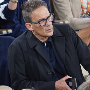 Julien Courbet - Célébrités dans les tribunes des Internationaux de France de tennis de Roland Garros 2024 à Paris le 27 mai 2024. © Moreau-Jacovides/Bestimage