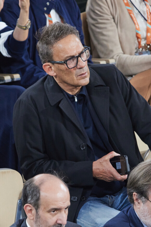 Julien Courbet - Célébrités dans les tribunes des Internationaux de France de tennis de Roland Garros 2024 à Paris le 27 mai 2024. © Moreau-Jacovides/Bestimage