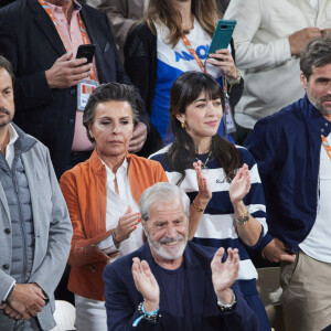 À côté d'eux, il y avait Henri Leconte et sa compagne Maria Dowlatshahi

Henri Leconte et sa compagne Maria Dowlatshahi, Nolwenn Leroy et Arnaud Clement, Jean-Claude Darmon - Célébrités dans les tribunes des Internationaux de France de tennis de Roland Garros 2024 à Paris le 27 mai 2024. © Moreau-Jacovides/Bestimage