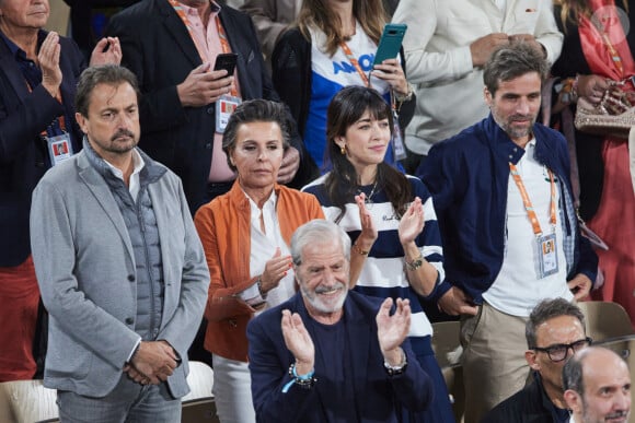 À côté d'eux, il y avait Henri Leconte et sa compagne Maria Dowlatshahi

Henri Leconte et sa compagne Maria Dowlatshahi, Nolwenn Leroy et Arnaud Clement, Jean-Claude Darmon - Célébrités dans les tribunes des Internationaux de France de tennis de Roland Garros 2024 à Paris le 27 mai 2024. © Moreau-Jacovides/Bestimage