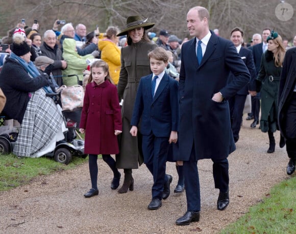 Le prince William, prince de Galles, Catherine (Kate) Middleton, princesse de Galles, le prince George de Galles, et la princesse Charlotte de Galles - La famille royale d'Angleterre assiste au service religieux de Noël à l'église St Mary Magdalene à Sandringham, Norfolk, Royaume Uni, le 25 décembre 2022. 