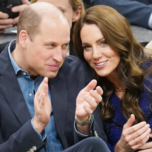 Le prince William et Kate Middleton sont des patrons généreux avec leur nourrice ! 
Le prince William, prince de Galles, et Catherine (Kate) Middleton, princesse de Galles, assistent au match de NBA "Boston Celtics - Miami Heat" au TD Garden à Boston. 