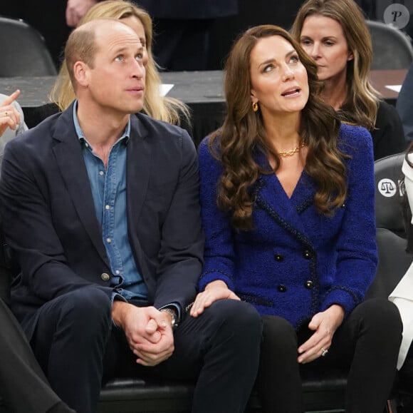 Le prince William, prince de Galles, et Catherine (Kate) Middleton, princesse de Galles, assistent au match de NBA "Boston Celtics - Miami Heat" au TD Garden à Boston, le 30 novembre 2022. 