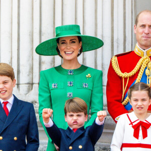 Et s'occupe parfaitement de leurs trois enfants. 
Le prince George, le prince Louis, la princesse Charlotte, Kate Catherine Middleton, princesse de Galles, le prince William de Galles - La famille royale d'Angleterre sur le balcon du palais de Buckingham lors du défilé "Trooping the Colour" à Londres. Le 17 juin 2023
