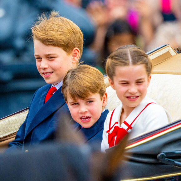 Il faut dire qu'elle a une formation qui lui permet de faire des choses folles. 
Le prince George, le prince Louis et la princesse Charlotte de Galles - La famille royale d'Angleterre lors du défilé "Trooping the Colour" à Londres. Le 17 juin 2023