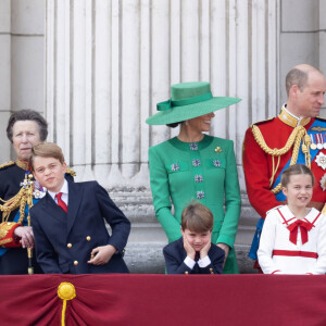 La princesse Anne, le prince George, le prince Louis, la princesse Charlotte, Kate Catherine Middleton, princesse de Galles, le prince William de Galles, le roi Charles III, la reine consort Camilla Parker Bowles - La famille royale d'Angleterre sur le balcon du palais de Buckingham lors du défilé "Trooping the Colour" à Londres. Le 17 juin 2023