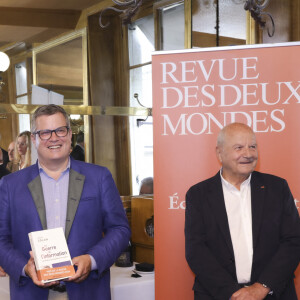 Par la suite, Marc Ladreit de Lacharrière s'est rendu à la remise du prix de la Revue des Deux Mondes

Exclusif - Marc Ladreit de Lacharrière - Aurélie Julia, directrice de La Revue des Deux Mondes - David Colon reçoit le prix de la Revue des Deux Mondes pour son livre "La guerre de l'information" le 28 mai 2024. © Jack Tribeca / Bestimage