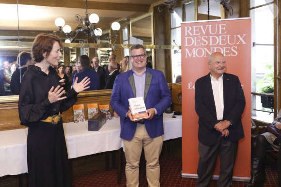 Par la suite, Marc Ladreit de Lacharrière s'est rendu à la remise du prix de la Revue des Deux Mondes

Exclusif - Marc Ladreit de Lacharrière - Aurélie Julia, directrice de La Revue des Deux Mondes - David Colon reçoit le prix de la Revue des Deux Mondes pour son livre "La guerre de l'information" le 28 mai 2024. © Jack Tribeca / Bestimage