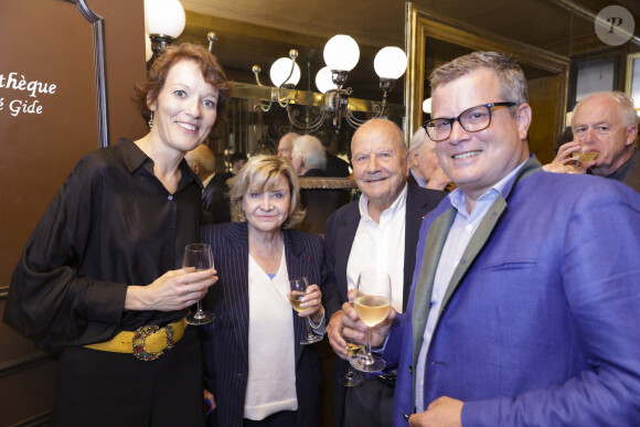 L'entrepreneur est président d'honneur de la Revue des deux Mondes

Exclusif - Marc Ladreit de Lacharrière - Aurélie Julia, directrice de La Revue des Deux Mondes - David Colon reçoit le prix de la Revue des Deux Mondes pour son livre "La guerre de l'information" le 28 mai 2024. © Jack Tribeca / Bestimage