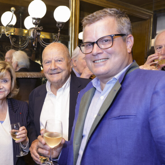 L'entrepreneur est président d'honneur de la Revue des deux Mondes

Exclusif - Marc Ladreit de Lacharrière - Aurélie Julia, directrice de La Revue des Deux Mondes - David Colon reçoit le prix de la Revue des Deux Mondes pour son livre "La guerre de l'information" le 28 mai 2024. © Jack Tribeca / Bestimage