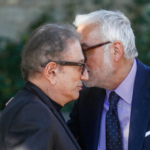 Michel Drucker et Pascal Praud - Obsèques du journaliste Jean-Pierre Elkabbach au cimetière du Montparnasse dans le 14ème arrondissement de Paris, France, le 6 octobre 2023. © Christophe Clovis/Bestimage