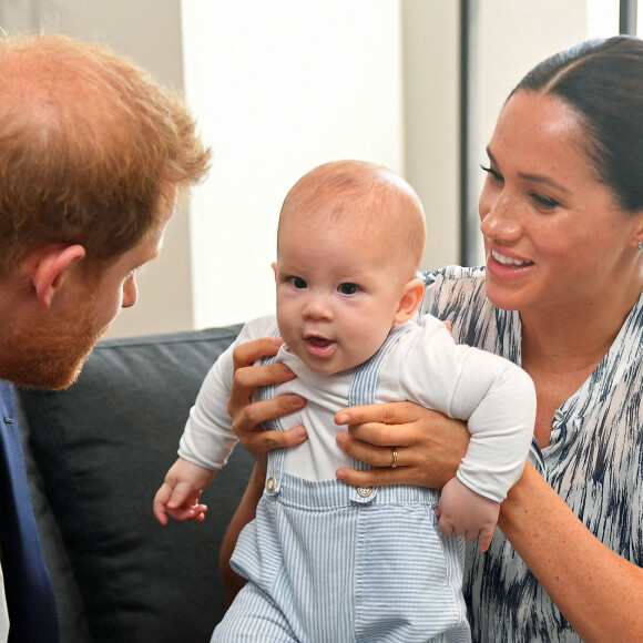 Archie avait eu droit à une jolie série de photos. 25/09/2019 Le duc et la duchesse de Sussex tenant leur fils Archie lors d'une rencontre avec l'archevêque Desmond Tutu. Photo par Toby Melville/PA Wire/ABACAPRESS.COM