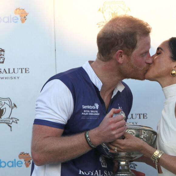 La duchesse de Sussex présente le trophée à son mari, le duc de Sussex, après la victoire de son équipe, la Royal Salute Sentebale Team, sur la Grand Champions Team, lors du Royal Salute Polo Challenge, au profit de Sentebale, au USPA National Polo Center à Wellington, FL, USA, le vendredi 12 avril 2024. Photo par Yaroslav Sabitov/PA Wire/ABACAPRESS.COM