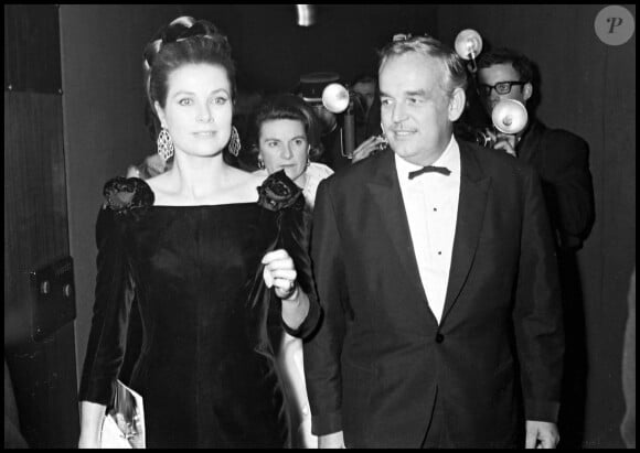 Le prince Rainier de Monaco et Grace, lors de l'avant-première du film Grand Prix à Paris.