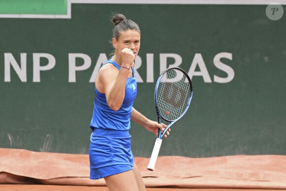 Grandes, brunes et avec le même sourire, difficile de les différencier !
 
Chloé Paquet lors des Internationaux de France de Tennis de Roland Garros 2024, le 30 mai 2024. © Michael Baucher / Panoramic / Bestimage