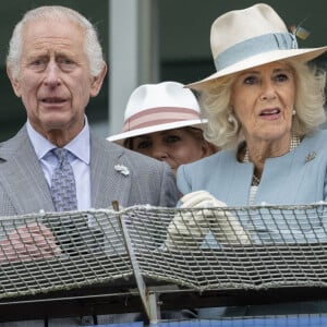 Aperçus au Lady Day lors du premier jour du Derby d'Epsom à Epsom Downs le 31 mai 2024, le roi Charles et Camilla Parker Bowles ont fait bonne figure mais vivent actuellement une période très compliquée
Le roi Charles III d'Angleterre et Camilla Parker Bowles, reine consort d'Angleterre, au Lady Day du premier jour du Derby d'Epsom à Epsom Downs, Royaume Uni