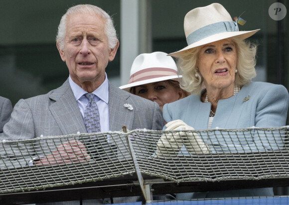 Aperçus au Lady Day lors du premier jour du Derby d'Epsom à Epsom Downs le 31 mai 2024, le roi Charles et Camilla Parker Bowles ont fait bonne figure mais vivent actuellement une période très compliquée
Le roi Charles III d'Angleterre et Camilla Parker Bowles, reine consort d'Angleterre, au Lady Day du premier jour du Derby d'Epsom à Epsom Downs, Royaume Uni