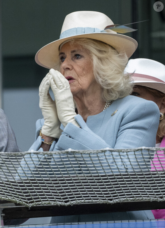  Selon The Sun, le père du prince William souhaite déloger depuis des mois son frère du Royal Lodge, sans succès.
Camilla Parker Bowles, reine consort d'Angleterre, au Lady Day du premier jour du Derby d'Epsom à Epsom Downs, Royaume Uni, le 31 mai 2024. © GoffPhotos/Bestimage