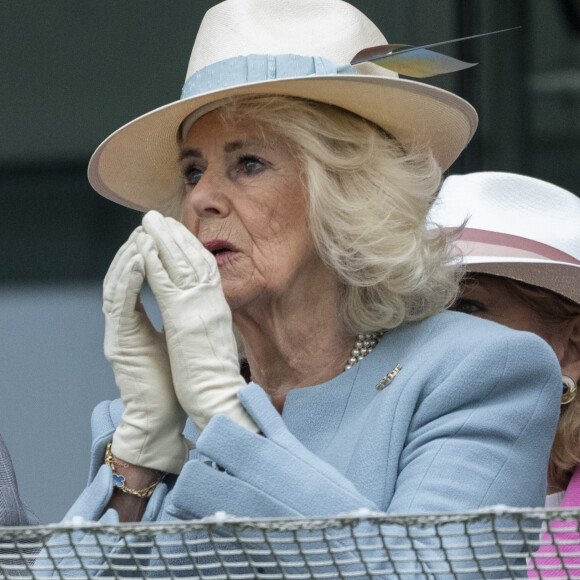  Selon The Sun, le père du prince William souhaite déloger depuis des mois son frère du Royal Lodge, sans succès.
Camilla Parker Bowles, reine consort d'Angleterre, au Lady Day du premier jour du Derby d'Epsom à Epsom Downs, Royaume Uni, le 31 mai 2024. © GoffPhotos/Bestimage