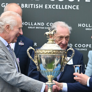 Charles aurait ainsi proposé à son frère de le reloger dans le Frogmore Cottage l'année dernière
Le roi Charles III d'Angleterre et Camilla Parker Bowles, reine consort d'Angleterre, assistent au Lady Day du premier jour du Derby d'Epsom à Epsom Downs, Royaume Uni, le 31 mai 2024. Justin Goff/GoffPhotos/Bestimage