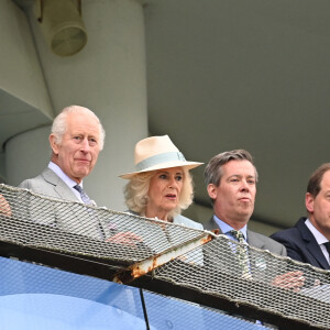 Le roi Charles III d'Angleterre et Camilla Parker Bowles, reine consort d'Angleterre, assistent au Lady Day du premier jour du Derby d'Epsom à Epsom Downs, Royaume Uni, le 31 mai 2024. Justin Goff/GoffPhotos/Bestimage