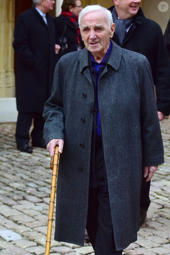 Charles Aznavour durant la 157ème vente aux enchères des vins des Hospices de Beaune à Beaune le 19 novembre 2017. La récolte 2017 permet aux Hospices de proposer à la vente 787 pièces, dont 157 pièces de vin blanc et 630 pièces de vin rouge. Ces 787 pièces sont réparties en 50 Cuvées, 33 de vin rouge et 17 de vin blanc, soigneusement élaborées par les Hospices. Ces Cuvées sont le résultat d'un assemblage harmonieux de différents climats, ce qui contribue à créer l'originalité des vins du domaine viticole des Hospices de Beaune. Chaque Cuvée porte le nom d'un bienfaiteur des Hospices ou du donateur historique de la vigne.. © Giancarlo Gorassini/Bestimage