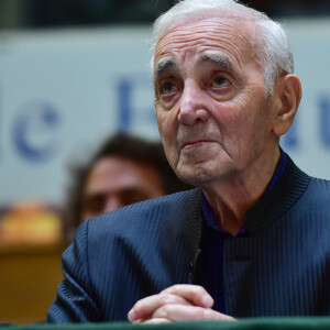 Charles Aznavour durant la 157ème vente aux enchères des vins des Hospices de Beaune à Beaune le 19 novembre 2017. La récolte 2017 permet aux Hospices de proposer à la vente 787 pièces, dont 157 pièces de vin blanc et 630 pièces de vin rouge. Ces 787 pièces sont réparties en 50 Cuvées, 33 de vin rouge et 17 de vin blanc, soigneusement élaborées par les Hospices. Ces Cuvées sont le résultat d'un assemblage harmonieux de différents climats, ce qui contribue à créer l'originalité des vins du domaine viticole des Hospices de Beaune. Chaque Cuvée porte le nom d'un bienfaiteur des Hospices ou du donateur historique de la vigne.. © Giancarlo Gorassini/Bestimage