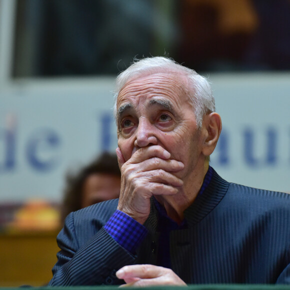 Mais une embolie pulmonaire l'a malheureusement emporté à 94 ans
Charles Aznavour durant la 157ème vente aux enchères des vins des Hospices de Beaune à Beaune le 19 novembre 2017. La récolte 2017 permet aux Hospices de proposer à la vente 787 pièces, dont 157 pièces de vin blanc et 630 pièces de vin rouge. Ces 787 pièces sont réparties en 50 Cuvées, 33 de vin rouge et 17 de vin blanc, soigneusement élaborées par les Hospices. Ces Cuvées sont le résultat d'un assemblage harmonieux de différents climats, ce qui contribue à créer l'originalité des vins du domaine viticole des Hospices de Beaune. Chaque Cuvée porte le nom d'un bienfaiteur des Hospices ou du donateur historique de la vigne.. © Giancarlo Gorassini/Bestimage