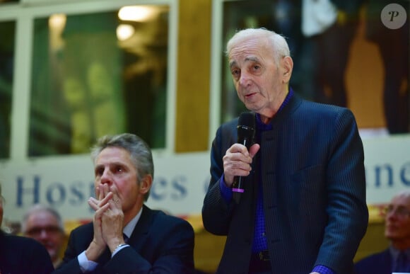 Alain Suguenot et Charles Aznavour durant la 157ème vente aux enchères des vins des Hospices de Beaune à Beaune le 19 novembre 2017. La récolte 2017 permet aux Hospices de proposer à la vente 787 pièces, dont 157 pièces de vin blanc et 630 pièces de vin rouge. Ces 787 pièces sont réparties en 50 Cuvées, 33 de vin rouge et 17 de vin blanc, soigneusement élaborées par les Hospices. Ces Cuvées sont le résultat d'un assemblage harmonieux de différents climats, ce qui contribue à créer l'originalité des vins du domaine viticole des Hospices de Beaune. Chaque Cuvée porte le nom d'un bienfaiteur des Hospices ou du donateur historique de la vigne.. © Giancarlo Gorassini/Bestimage