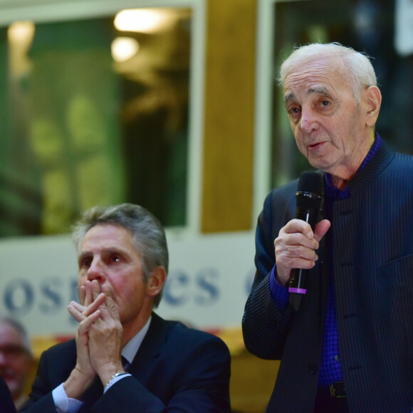 Alain Suguenot et Charles Aznavour durant la 157ème vente aux enchères des vins des Hospices de Beaune à Beaune le 19 novembre 2017. La récolte 2017 permet aux Hospices de proposer à la vente 787 pièces, dont 157 pièces de vin blanc et 630 pièces de vin rouge. Ces 787 pièces sont réparties en 50 Cuvées, 33 de vin rouge et 17 de vin blanc, soigneusement élaborées par les Hospices. Ces Cuvées sont le résultat d'un assemblage harmonieux de différents climats, ce qui contribue à créer l'originalité des vins du domaine viticole des Hospices de Beaune. Chaque Cuvée porte le nom d'un bienfaiteur des Hospices ou du donateur historique de la vigne.. © Giancarlo Gorassini/Bestimage