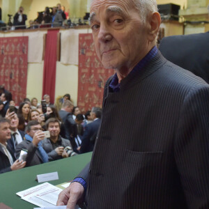 Charles Aznavour durant la 157ème vente aux enchères des vins des Hospices de Beaune à Beaune le 19 novembre 2017. La récolte 2017 permet aux Hospices de proposer à la vente 787 pièces, dont 157 pièces de vin blanc et 630 pièces de vin rouge. Ces 787 pièces sont réparties en 50 Cuvées, 33 de vin rouge et 17 de vin blanc, soigneusement élaborées par les Hospices. Ces Cuvées sont le résultat d'un assemblage harmonieux de différents climats, ce qui contribue à créer l'originalité des vins du domaine viticole des Hospices de Beaune. Chaque Cuvée porte le nom d'un bienfaiteur des Hospices ou du donateur historique de la vigne.. © Giancarlo Gorassini/Bestimage