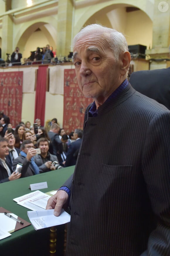 Charles Aznavour durant la 157ème vente aux enchères des vins des Hospices de Beaune à Beaune le 19 novembre 2017. La récolte 2017 permet aux Hospices de proposer à la vente 787 pièces, dont 157 pièces de vin blanc et 630 pièces de vin rouge. Ces 787 pièces sont réparties en 50 Cuvées, 33 de vin rouge et 17 de vin blanc, soigneusement élaborées par les Hospices. Ces Cuvées sont le résultat d'un assemblage harmonieux de différents climats, ce qui contribue à créer l'originalité des vins du domaine viticole des Hospices de Beaune. Chaque Cuvée porte le nom d'un bienfaiteur des Hospices ou du donateur historique de la vigne.. © Giancarlo Gorassini/Bestimage