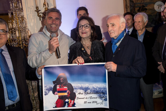 Ara Khatchadourian, Nana Mouskouri, Charles Aznavour, Stéphane Bern, Gérard Davoust - Cérémonie de remise du prix Nikos Gatsos 2016, attribué à Charles Aznavour à l'ambassade de Grèce à Paris le 19 décembre 2016. © Cyril Moreau/Bestimage