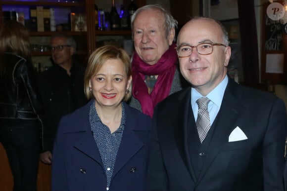 L'ancien Premier ministre n'a pas réagi pour l'instant
Véronique Cazeneuve, son mari Bernard Cazeneuve, premier ministre et Jacques Bertin (directeur du théâtre du Gymnase) lors de la représentation de la pièce de théâtre "Les fantômes de la rue Papillon" au théâtre du Gymnase à Paris, le 1er avril 2017. © CVS/Bestimage