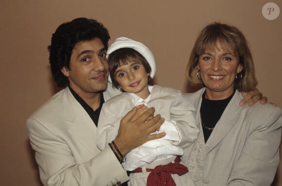 Archives - En France, à Paris, Frédéric François, à l'issue de son concert dans les coulisses de l'Olympia, avec sa femme Monique et fille Victoria. Le 4 mars 1994 © Bruno Schneider via Bestimage