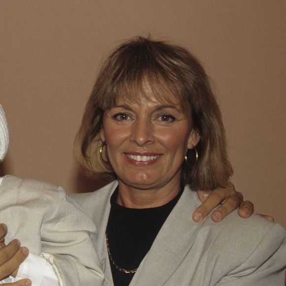 Archives - En France, à Paris, Frédéric François, à l'issue de son concert dans les coulisses de l'Olympia, avec sa femme Monique et fille Victoria. Le 4 mars 1994 © Bruno Schneider via Bestimage