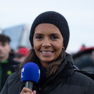 Karine Le Marchand soutient les agriculteurs sur le barrage de l'Autoroute A4 à hauteur de Jossigny en Seine et Marne le 29 Janvier 2024. Comme elle l'avait annoncé la semaine dernière, l'animatrice de l'émission "L'amour est dans le pré", Karine Le Marchand, a amené près de 200 croissants aux agriculteurs sur un barrage sur l'autoroute A4. © Jeremy Melloul - Pierre Perusseau / Bestimage