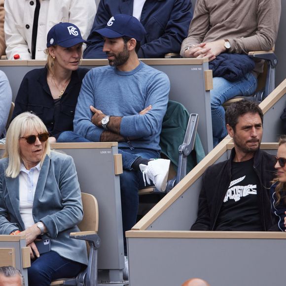 De son côté, Jérémie Elkaïm se trouvait non loin de l'humoriste Alison Wheeler
 
Alison Wheeler et Jérémie Elkaïm dans les tribunes des Internationaux de France de tennis de Roland Garros 2024 à Paris, France, le 2 juin 2024. © Jacovides-Moreau/Bestimage