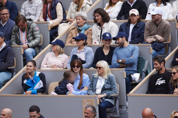 Alison Wheeler et Jérémie Elkaïm dans les tribunes des Internationaux de France de tennis de Roland Garros 2024 à Paris, France, le 2 juin 2024. © Jacovides-Moreau/Bestimage