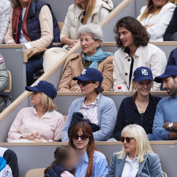 Alison Wheeler et Jérémie Elkaïm dans les tribunes des Internationaux de France de tennis de Roland Garros 2024 à Paris, France, le 2 juin 2024. © Jacovides-Moreau/Bestimage