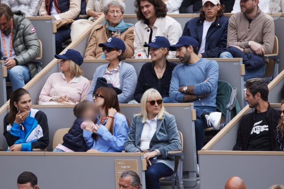 Alison Wheeler et Jérémie Elkaïm dans les tribunes des Internationaux de France de tennis de Roland Garros 2024 à Paris, France, le 2 juin 2024. © Jacovides-Moreau/Bestimage