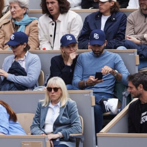 Alison Wheeler et Jérémie Elkaïm dans les tribunes des Internationaux de France de tennis de Roland Garros 2024 à Paris, France, le 2 juin 2024. © Jacovides-Moreau/Bestimage