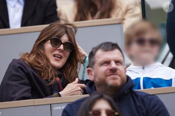 Valérie Donzelli et son fils Gustave dans les tribunes des Internationaux de France de tennis de Roland Garros 2024 à Paris, France, le 2 juin 2024. © Jacovides-Moreau/Bestimage