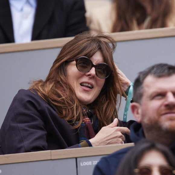 Valérie Donzelli et son fils Gustave dans les tribunes des Internationaux de France de tennis de Roland Garros 2024 à Paris, France, le 2 juin 2024. © Jacovides-Moreau/Bestimage