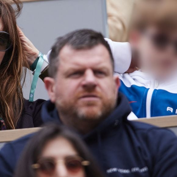 Valérie Donzelli et son fils Gustave dans les tribunes des Internationaux de France de tennis de Roland Garros 2024 à Paris, France, le 2 juin 2024. © Jacovides-Moreau/Bestimage