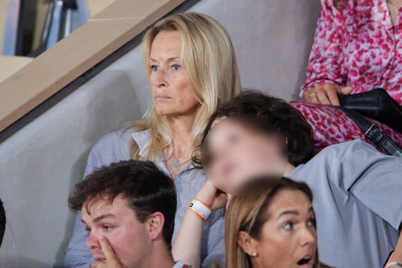 Quant à son cadet, elle assure qu'il ne dit jamais de gros mots. Du moins, "pas à la maison"...
Estelle Lefébure et son fils Giuliano Ramette en tribunes lors des Internationaux de France de tennis de Roland Garros 2023, à Paris, France, le 6 juin 2023. © Jacovides-Moreau/Bestimage 