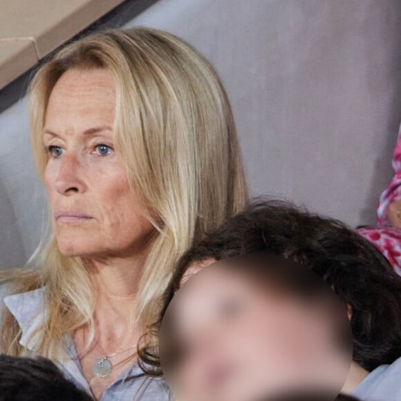 Quant à son cadet, elle assure qu'il ne dit jamais de gros mots. Du moins, "pas à la maison"...
Estelle Lefébure et son fils Giuliano Ramette en tribunes lors des Internationaux de France de tennis de Roland Garros 2023, à Paris, France, le 6 juin 2023. © Jacovides-Moreau/Bestimage 