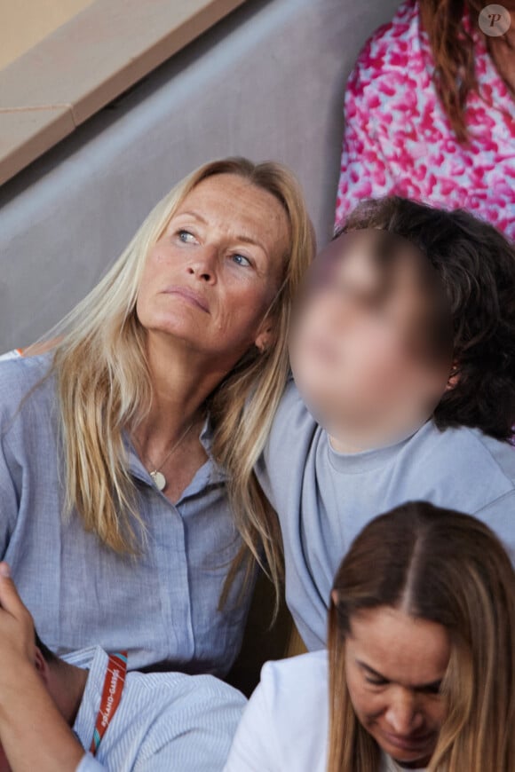 Et de compléter : "Il a 13 ans. Donc, je suis encore avec des problèmes scolaires, de devoirs, de choses comme ça... C'est plutôt pas mal."
Estelle Lefébure et son fils Giuliano Ramette en tribunes lors des Internationaux de France de tennis de Roland Garros 2023, à Paris, France, le 6 juin 2023. © Jacovides-Moreau/Bestimage 